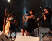 photos montrant trois jeunes femmes musiciennes : une harpiste, une flûtiste et une violoniste sur scène.