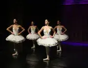 Photo montrant quatre danseuses classiques sur scène