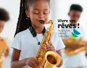 Petite fille jouant du saxophone