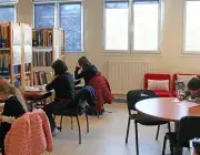 Usagers consultant des documents à la médiathèque du conservatoire