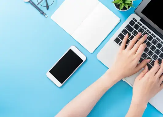 Illustration montrant les mains d'une personne effectuant une saisie sur le clavier d'un ordinateur.