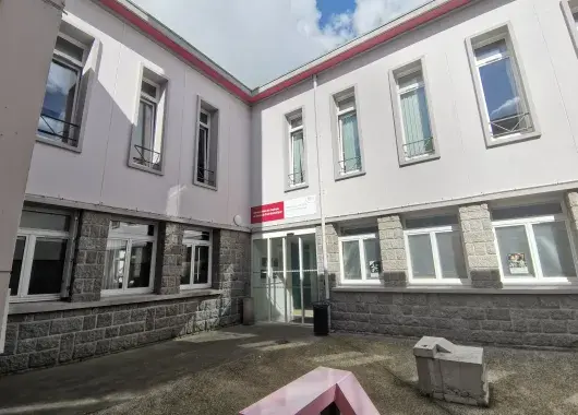 Photo montrant la façade et la porte d'entrée du conservatoire, 16 rue du Château à Brest.