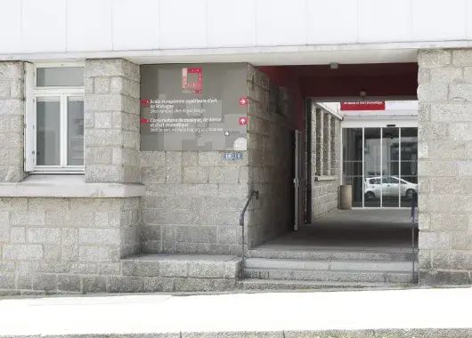 Photo montrant la façade en pierre du conservatoire rue du Château à Brest