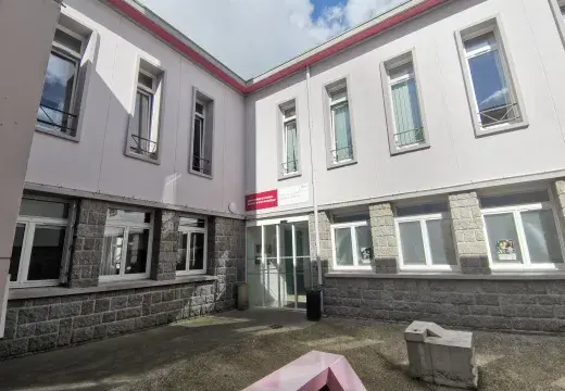 Photo montrant la façade et la porte d'entrée du conservatoire, 16 rue du Château à Brest.