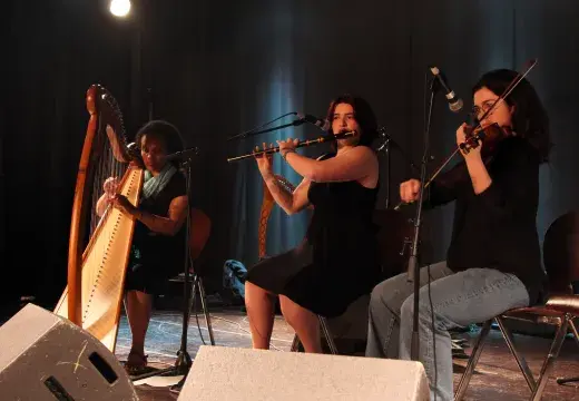 photos montrant trois jeunes femmes musiciennes : une harpiste, une flûtiste et une violoniste sur scène.