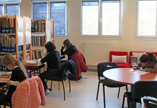 Usagers consultant des documents à la médiathèque du conservatoire