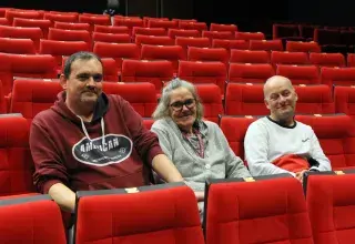 Photo montrant 3 agents du conservatoire assis dans l'auditorium