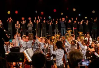 Photos montrant les jeunes musiciens de l'orchestre Démos Brest en concert sur scène