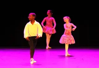 3 enfants dansant sur scène une chorégraphie de danse classique