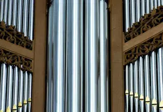 Photo montrant les tuyaux d'un orgue