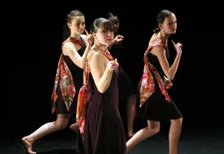 Photos montrant des élèves danseuse effectuant une chorégraphique sur une scène de spectacle