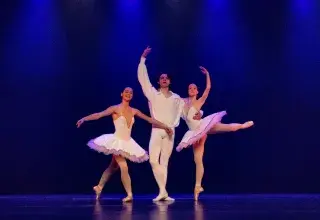 Photos montrant un danseur et deux danseuses classiques sur scène