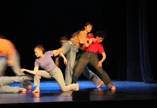 Photo montrant des danseuses contemporaines sur une scène.