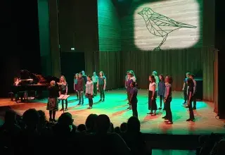 Photo montrant le chœur de jeunes "Dodylis" du conservatoire dirigé par Aurore Keraudyire Legland