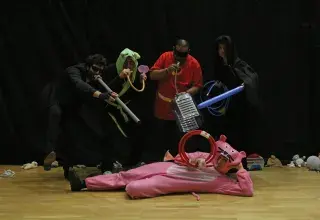 Photo montrant des professeurs déguisés en super-héros posant pour la photo avec des instruments construits spécifiquement pour montrer le mécanisme de production du son (tuyau avec embouchure).