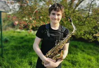 Photo montrant un élève tenant un saxophone