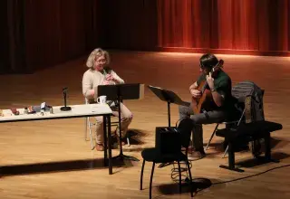 Photo montrant une musicienne jouant du har scène