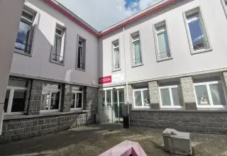 Photo montrant la façade et la porte d'entrée du conservatoire, 16 rue du Château à Brest.