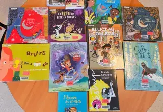 Photo montrant des livres posés sur une table