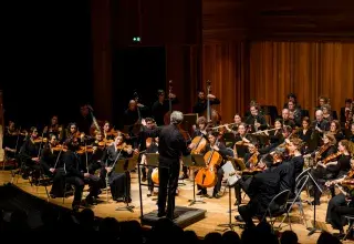 Photo montrant un orchestre classique jouant sur scène