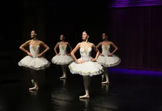 Photo montrant quatre danseuses classiques sur scène