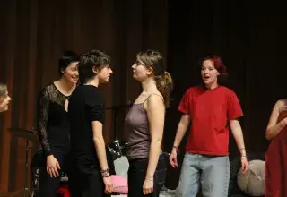 Photo montrant des étudiants jouant une scène face à face