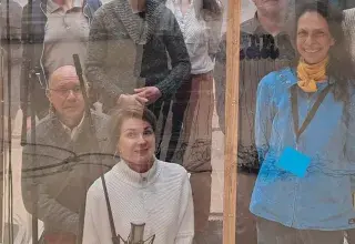 Photo montrant un groupe de personnes à travers une vitre