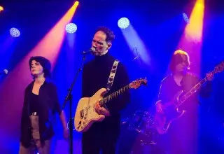 Photo montrant des étudiants en musiques actuelles sur scène en concert