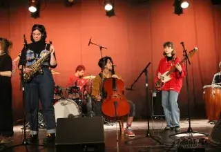 Photo montrant des étudiants jouant de la musique sur une scène