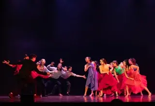 Photo montrant un groupe de danseuses face à un groupe de danseurs dialoguant par la danse.