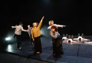 Photo montrant des élèves danseuses et danseurs sur scène