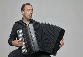 Photo montrant un accordéoniste en train de jouer