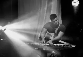 Photo montrant un musicien jouant du clavier et de la guitare électrique