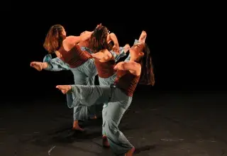 Photo montrant trois danseuses sur scène en spectacle