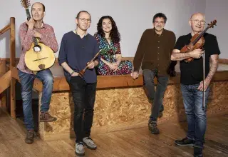 Photo montrant un groupe de 5 personnes posant avec des instruments entre les mains.
