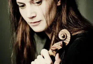 Photo montrant une jeune femme tenant un violon