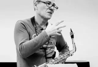 Photo montrant un saxophoniste en train de parler.