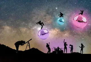 Illustration montrant des silhouettes de musiciens sous une nuit étoilée dansant sur des planètes de boules discos pendant qu'un homme observe le ciel à la longue vue.