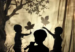 Illustration montrant un enfant jouant de la flûte dans une forêt. Il est accompagné par deux autres garçons qui tiennent des feuilles d'arbre dans leurs mains. 