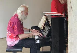 Photo montrant un homme jouant du piano