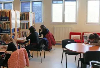 Usagers consultant des documents à la médiathèque du conservatoire