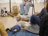 Photo montrant un bébé de dos jouant avec des instruments