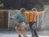 Photo montrant 2 jeunes femmes en train de danser
