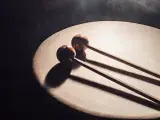 Photo montrant une percussion en peau avec 2 baquette posées dessus