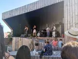 Image montrant des jeunes musiciens de musiques actuelles jouant sur une scène devant un public.