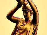 Illustration montrant une statue de femme se renversant une amphore sur la tête.