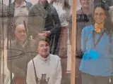 Photo montrant un groupe de personnes à travers une vitre