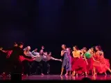 Photo montrant un groupe de danseuses face à un groupe de danseurs dialoguant par la danse.