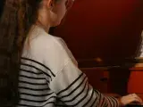 Photo montrant une petite fille jouant du clavecin