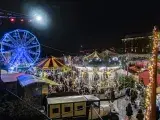 Photo montrant un village de Noël illuminé à la nuit tombée 